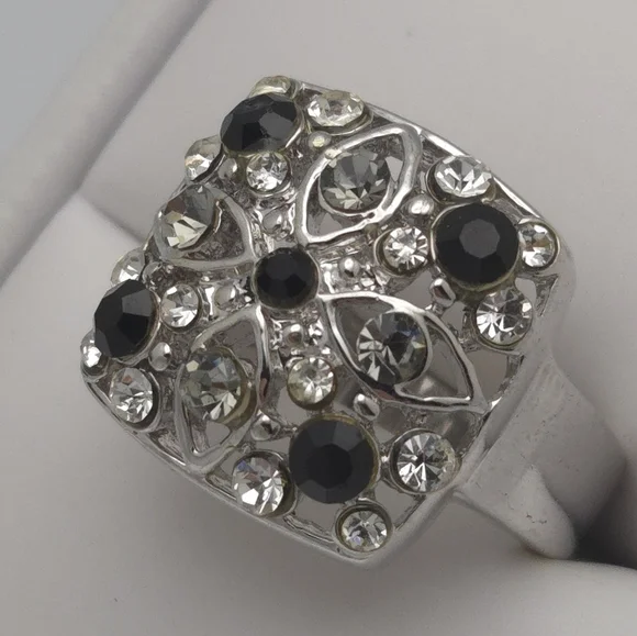 ✨2/$10✨ Silver and Black Gemstone Ring Size 8 - Picture 1 of 9